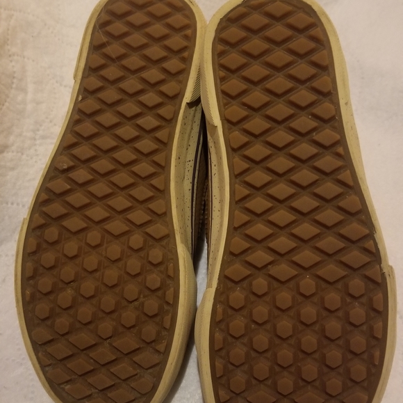 Van's size 3.5 men and size 5 in women. - Picture 3 of 5